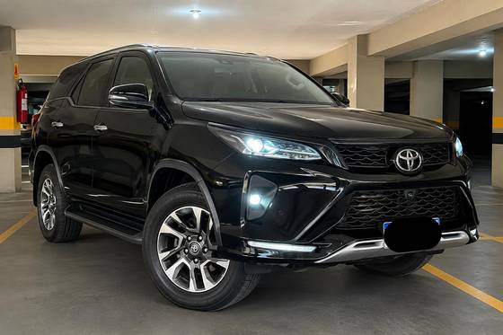 TOYOTA HILUX SW4 2.8 D-4D TURBO DIESEL SRX PLATINUM 7L 4X4 AUTOMÁTICO TOYOTA HILUX SW4 2.8 D-4D TURBO DIESEL SRX PLATINUM 7L 4X4 AUTOMÁTICO